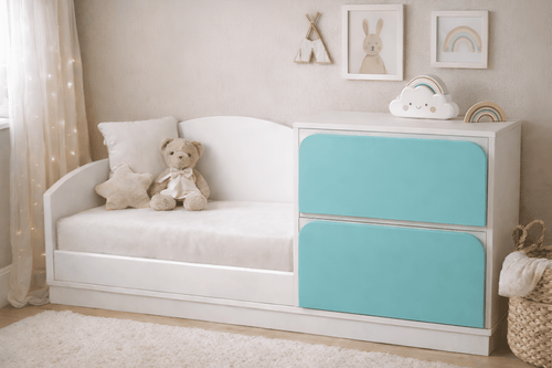 Banco infantil de madera blanca con asiento acolchado y cajoneras en tono beige neutro, ideal para habitación infantil estilo cozy minimalista.