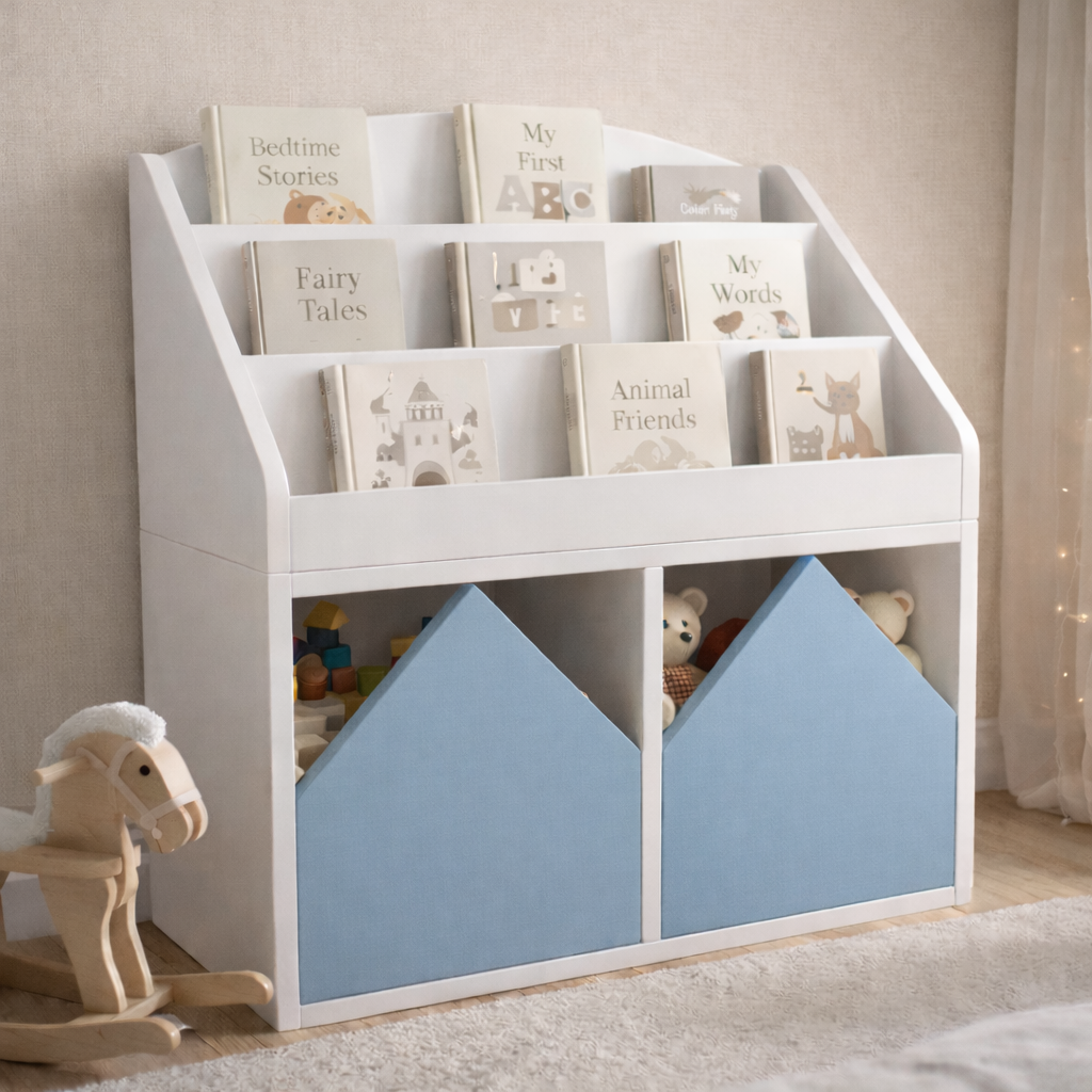 Librero infantil KiddoBooks blanco con repisas frontales para libros y cajoneras en forma de casita, ideal para habitación infantil cozy.