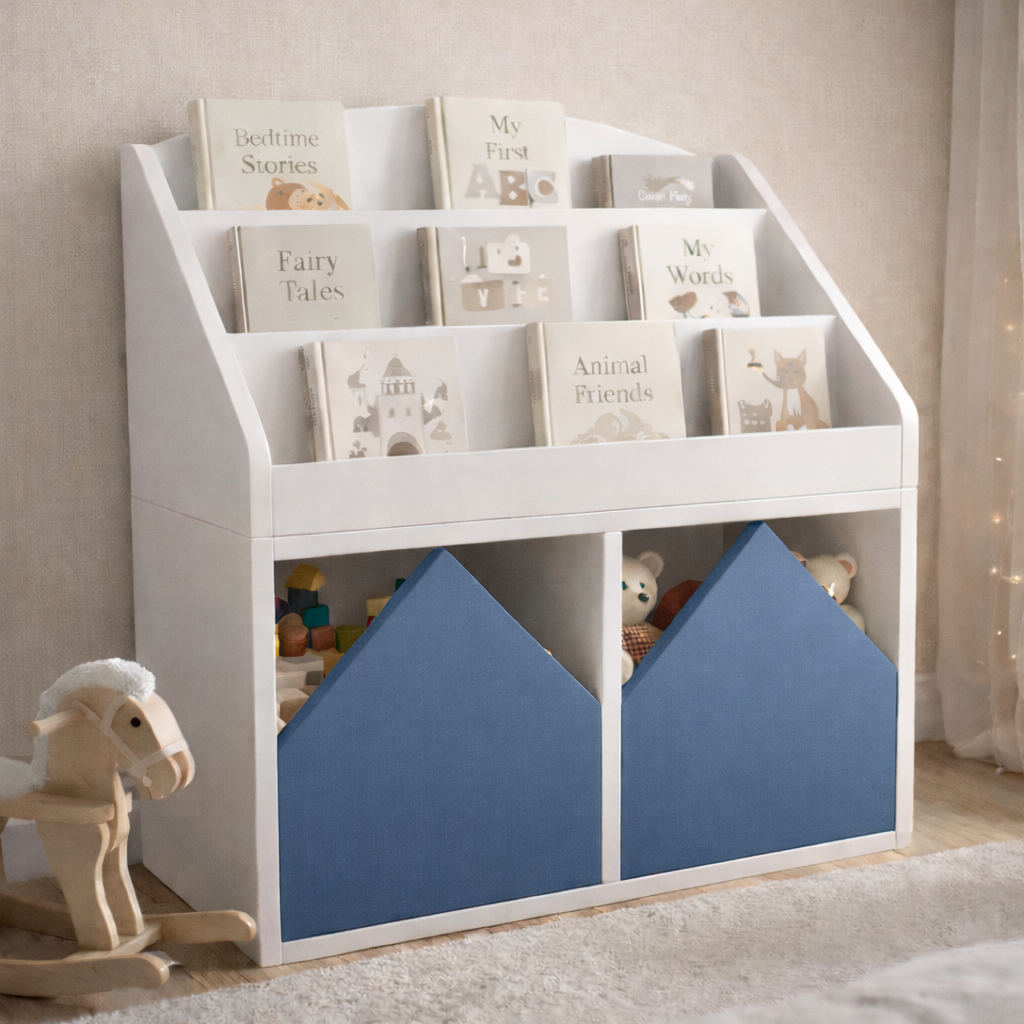 Librero infantil KiddoBooks blanco con repisas frontales para libros y cajoneras en forma de casita, ideal para habitación infantil cozy.