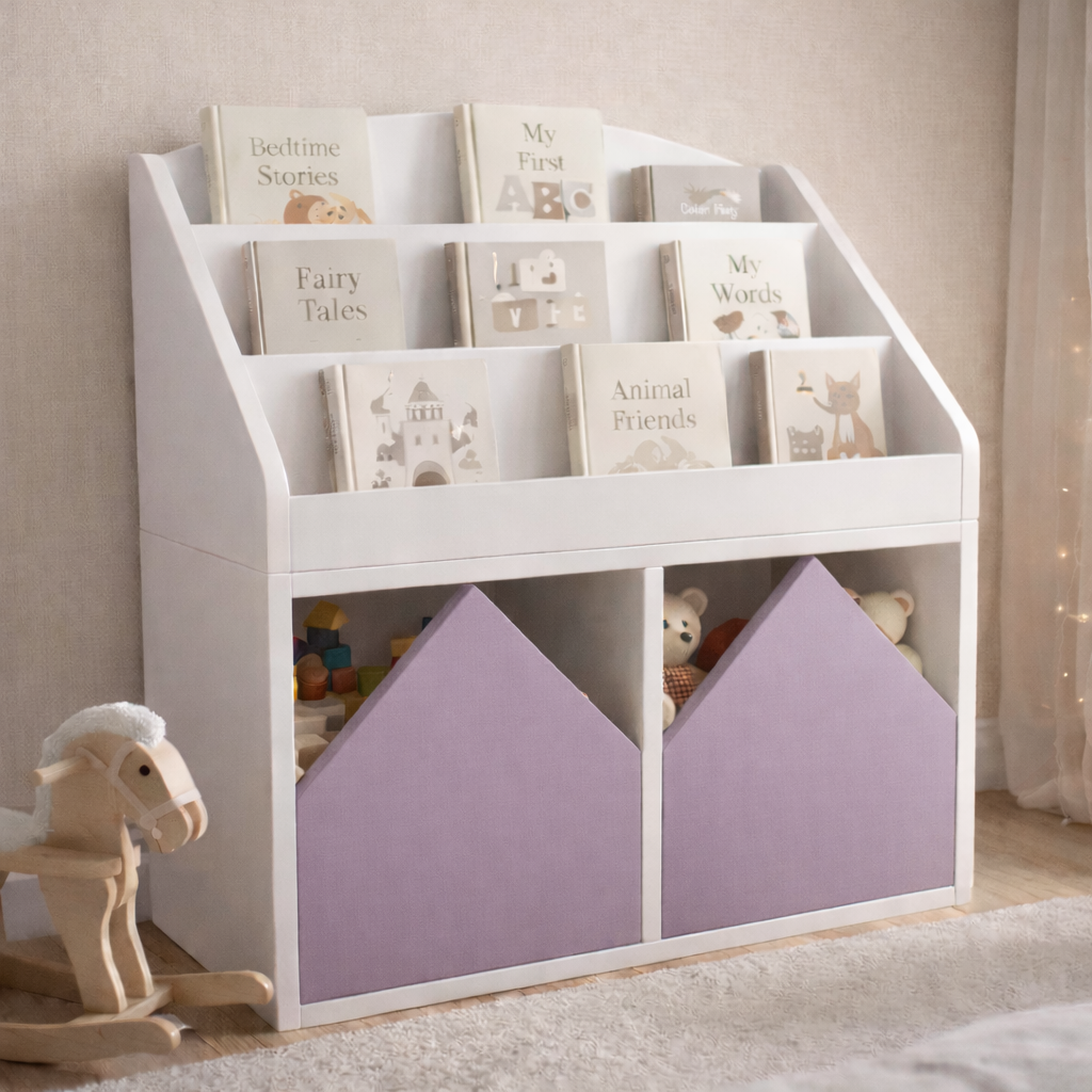 Librero infantil KiddoBooks blanco con repisas frontales para libros y cajoneras en forma de casita, ideal para habitación infantil cozy.