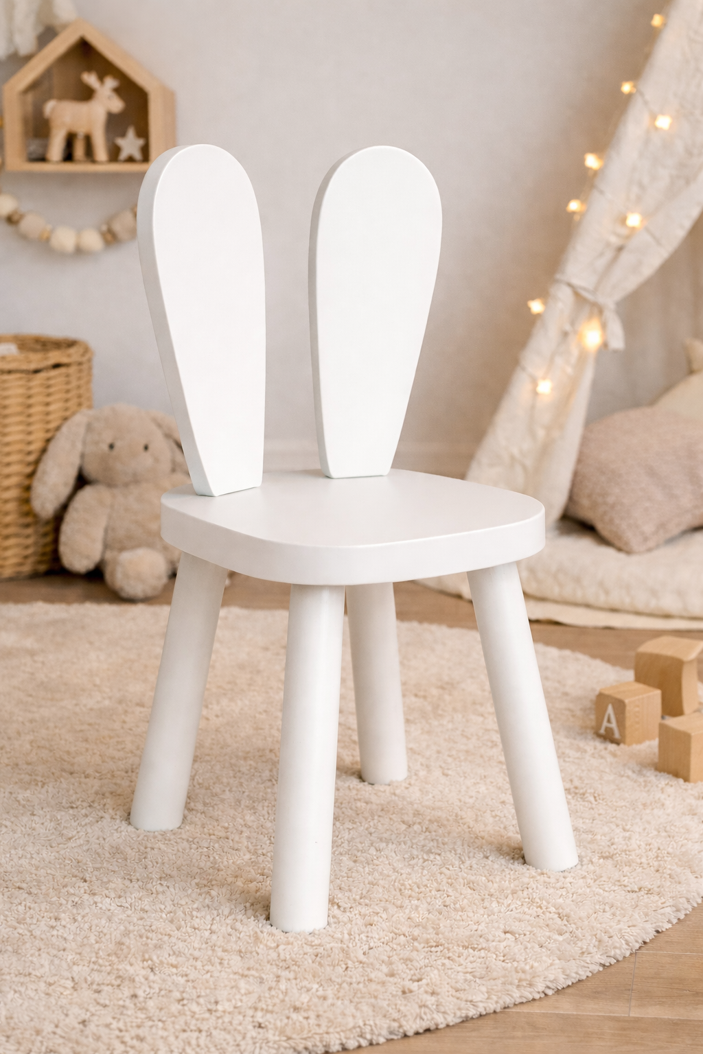Silla infantil KiddoBunny blanca con patas y respaldo en forma de orejas de conejo, ideal para habitación infantil cozy.