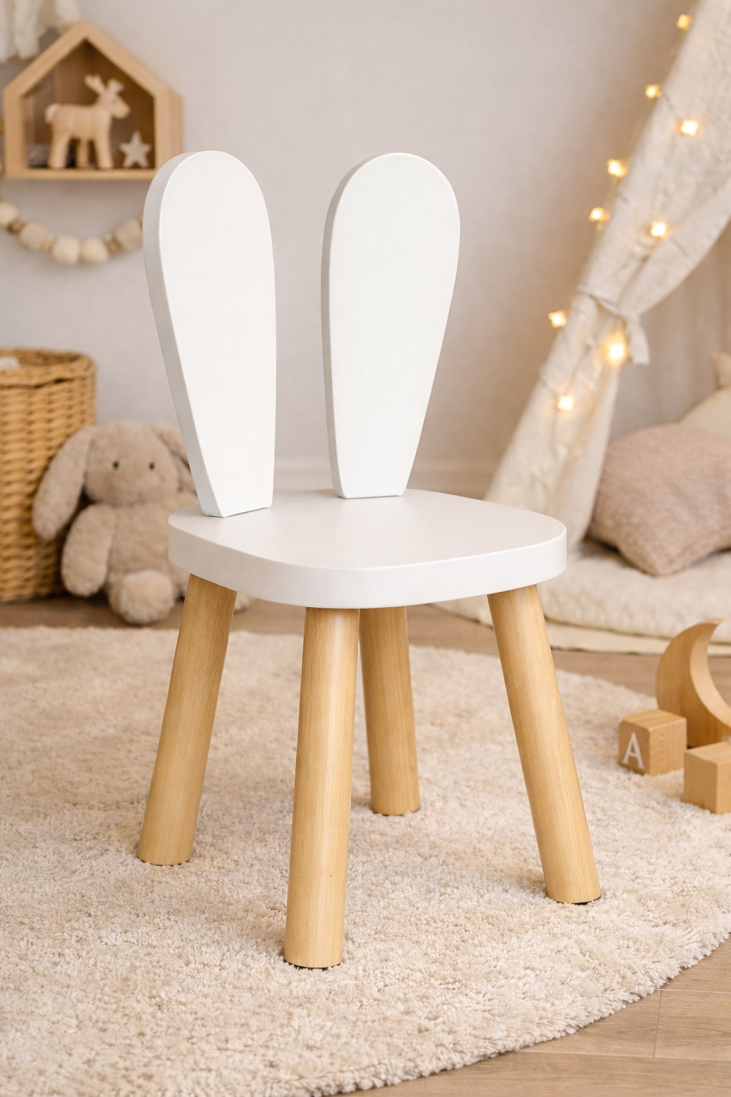 Silla infantil KiddoBunny blanca con patas de madera natural y respaldo en forma de orejas de conejo, ideal para habitación infantil cozy.