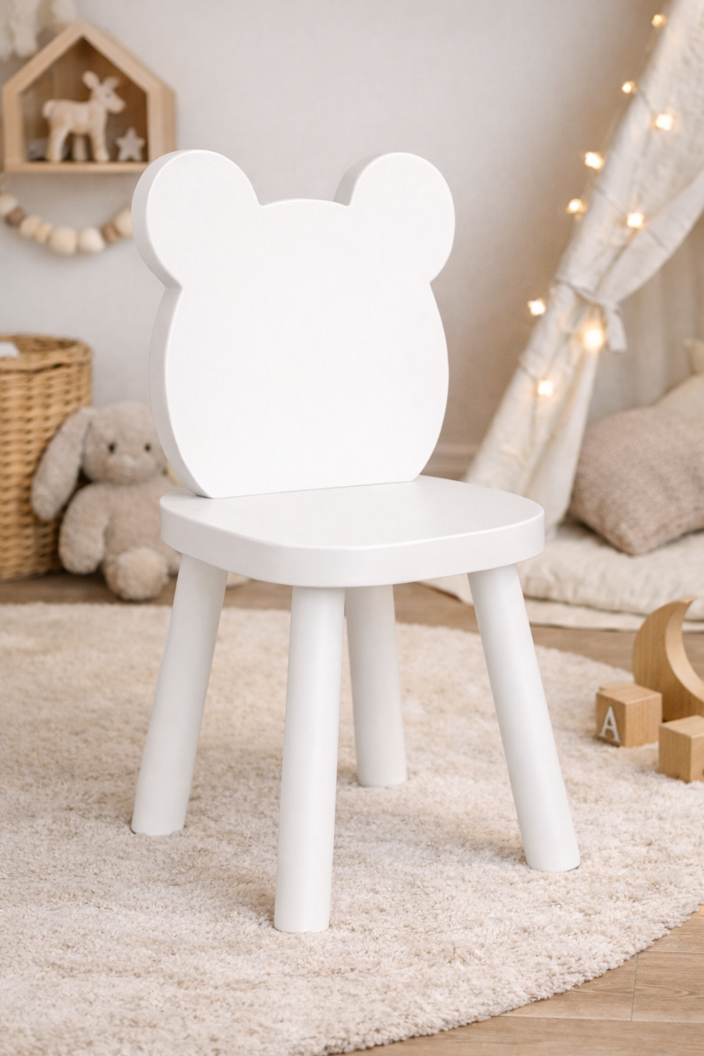 Silla infantil KiddoBear blanca con respaldo en forma de osito y patas de madera natural, ideal para habitación infantil estilo cozy.