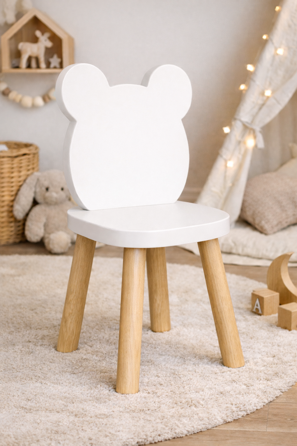 Silla infantil KiddoBear blanca con respaldo en forma de osito y patas de madera natural, ideal para habitación infantil estilo cozy.
