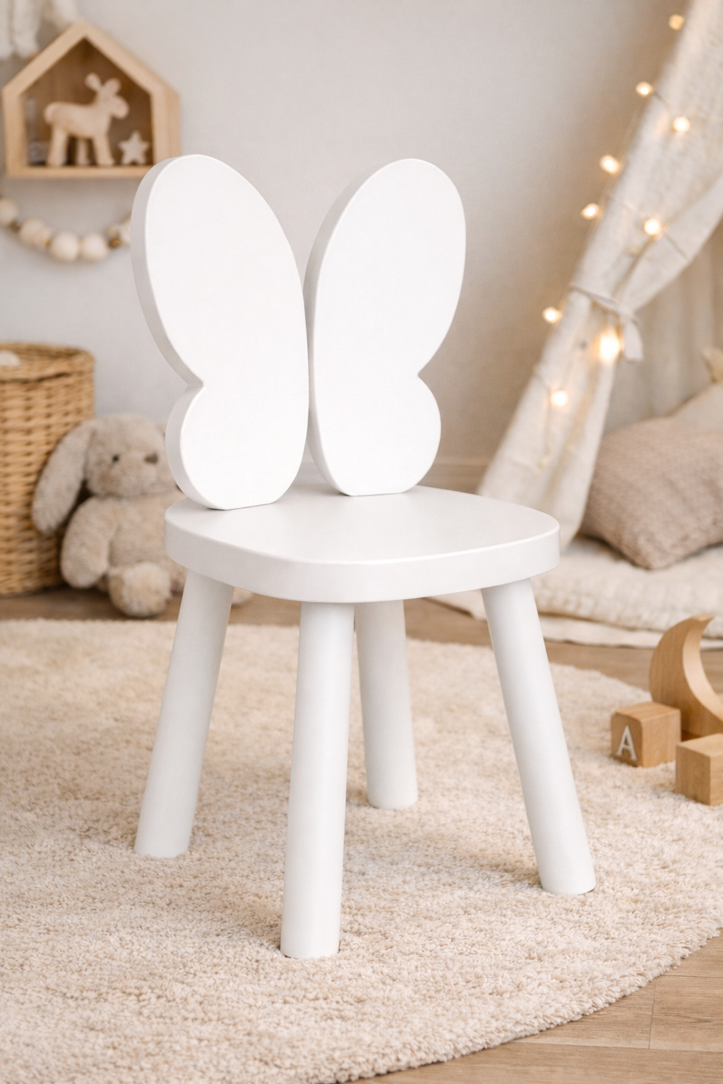 Silla infantil KiddoButterfly blanca y respaldo en forma de mariposa, ideal para habitación infantil estilo cozy.