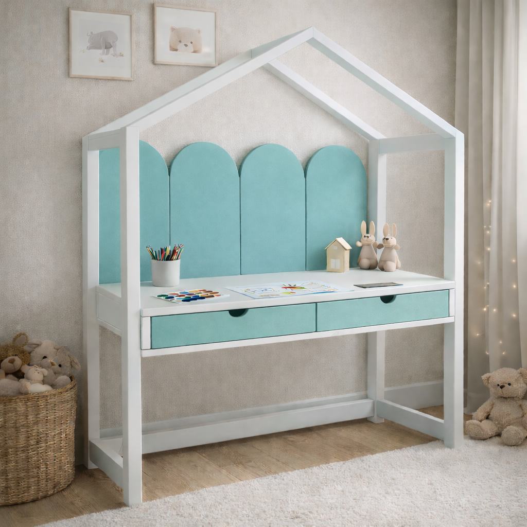 Escritorio infantil tipo casita KiddoStudy House de madera blanca y natural con cajones, ideal para habitación infantil estilo cozy.