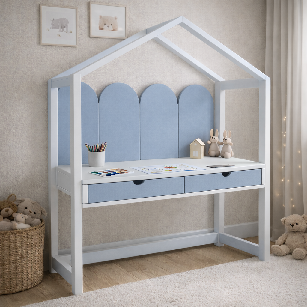 Escritorio infantil tipo casita KiddoStudy House de madera blanca y natural con cajones, ideal para habitación infantil estilo cozy.