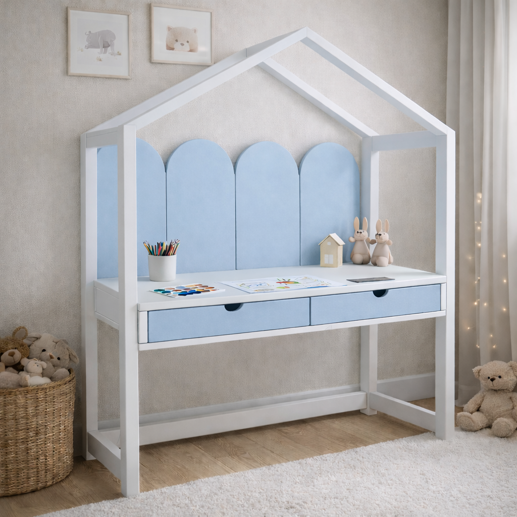 Escritorio infantil tipo casita KiddoStudy House de madera blanca y natural con cajones, ideal para habitación infantil estilo cozy.