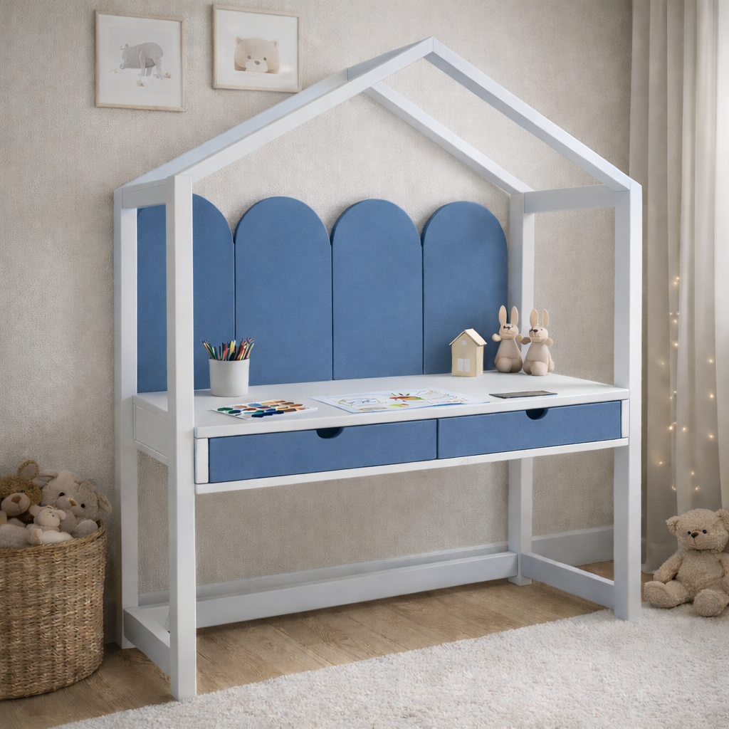 Escritorio infantil tipo casita KiddoStudy House de madera blanca y natural con cajones, ideal para habitación infantil estilo cozy.
