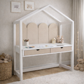 Escritorio infantil tipo casita KiddoStudy House de madera blanca y natural con cajones, ideal para habitación infantil estilo cozy.