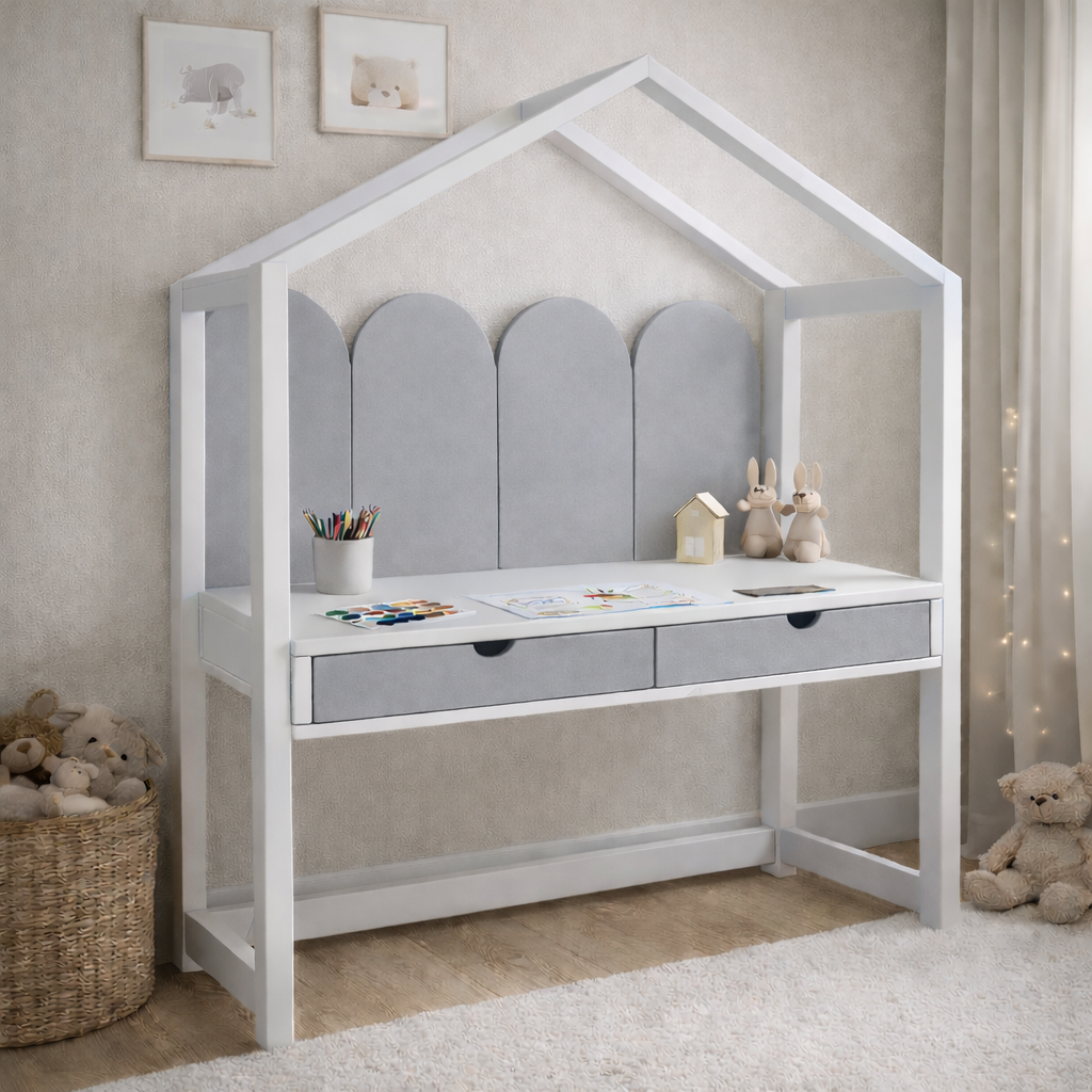 Escritorio infantil tipo casita KiddoStudy House de madera blanca y natural con cajones, ideal para habitación infantil estilo cozy.