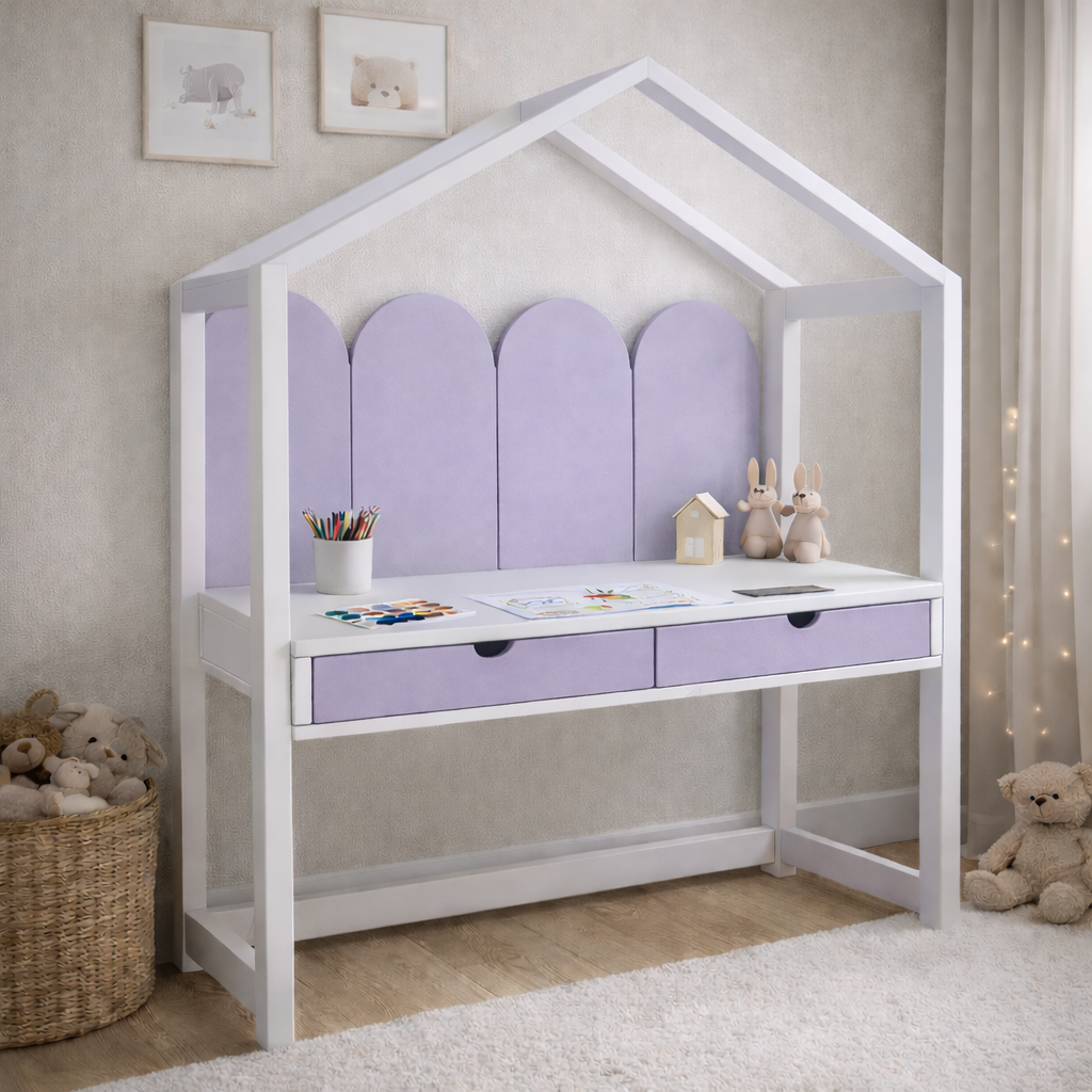 Escritorio infantil tipo casita KiddoStudy House de madera blanca y natural con cajones, ideal para habitación infantil estilo cozy.