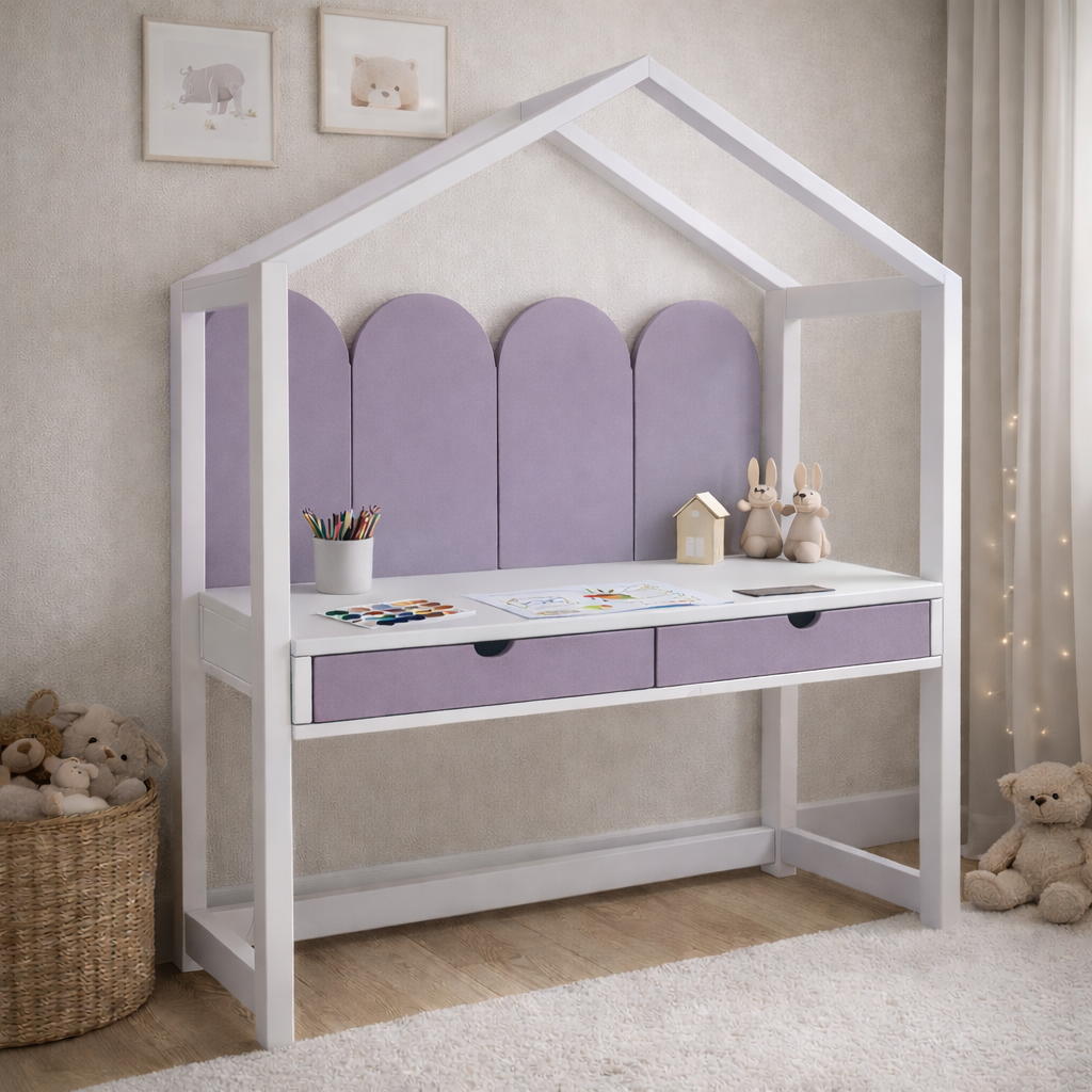 Escritorio infantil tipo casita KiddoStudy House de madera blanca y natural con cajones, ideal para habitación infantil estilo cozy.