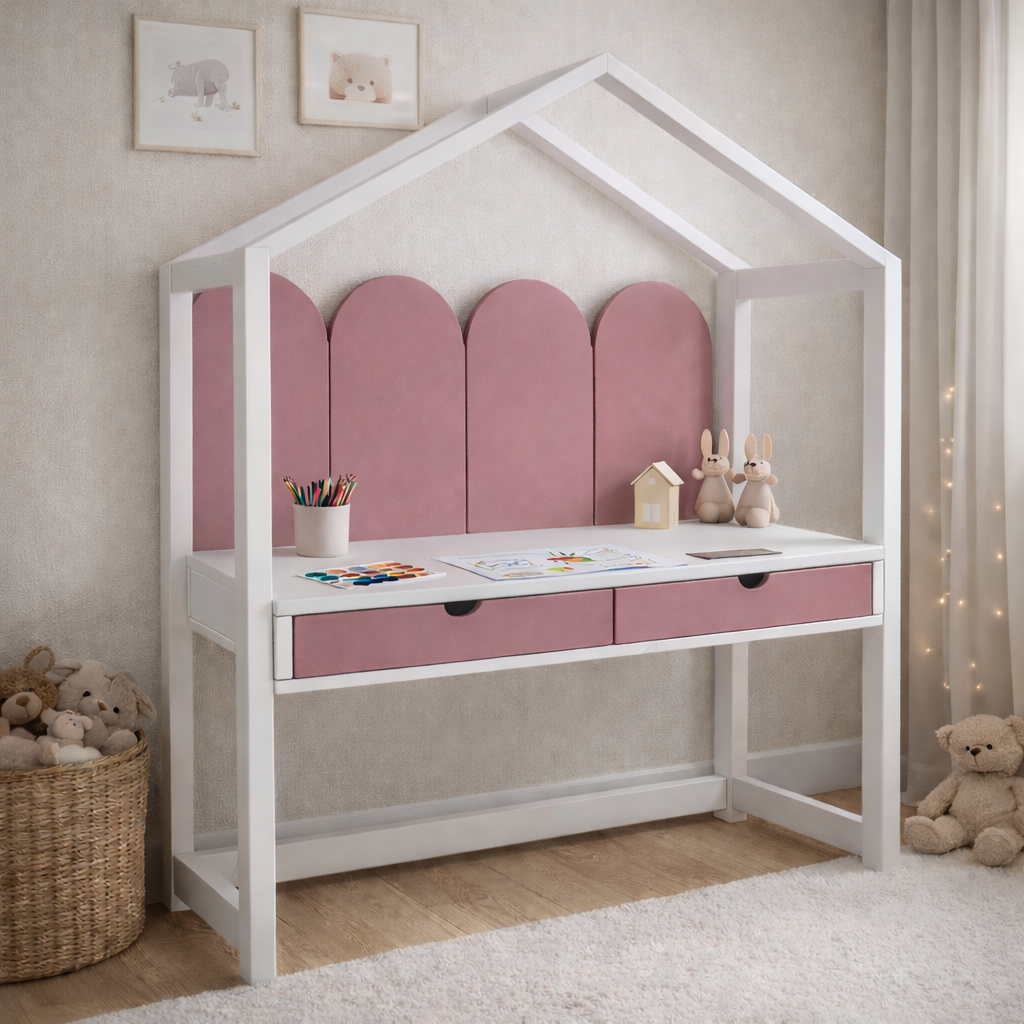 Escritorio infantil tipo casita KiddoStudy House de madera blanca y natural con cajones, ideal para habitación infantil estilo cozy.