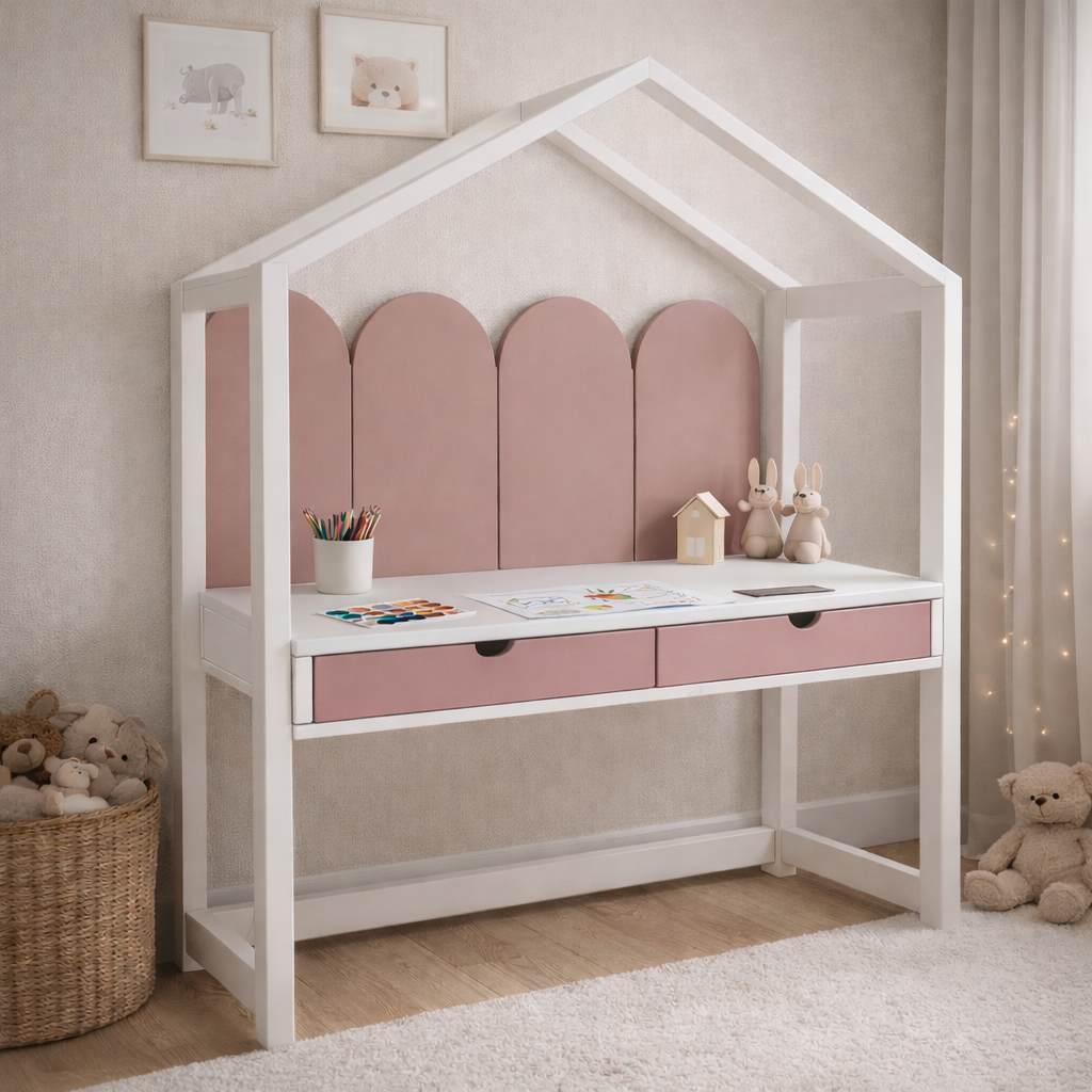 Escritorio infantil tipo casita KiddoStudy House de madera blanca y natural con cajones, ideal para habitación infantil estilo cozy.