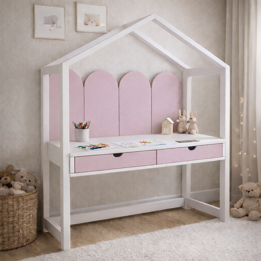 Escritorio infantil tipo casita KiddoStudy House de madera blanca y natural con cajones, ideal para habitación infantil estilo cozy.