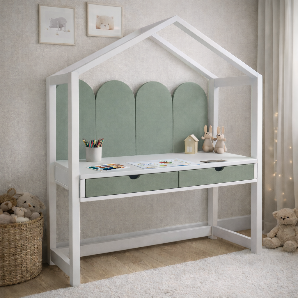Escritorio infantil tipo casita KiddoStudy House de madera blanca y natural con cajones, ideal para habitación infantil estilo cozy.