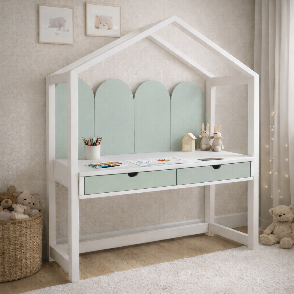 Escritorio infantil tipo casita KiddoStudy House de madera blanca y natural con cajones, ideal para habitación infantil estilo cozy.